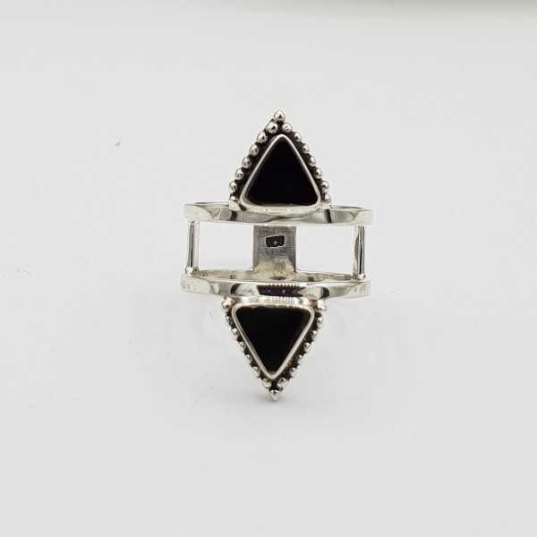 Zilveren ring gezet met driehoekige zwarte Onyxen