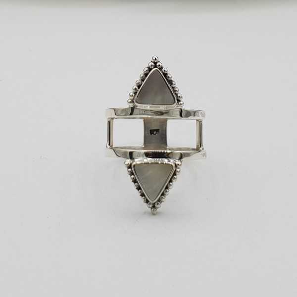 Zilveren ring gezet met driehoekige Parelmoer