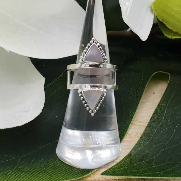 Zilveren ring gezet met driehoekige Parelmoer