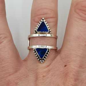 Zilveren ring gezet met driehoekige blauw Abalone schelp