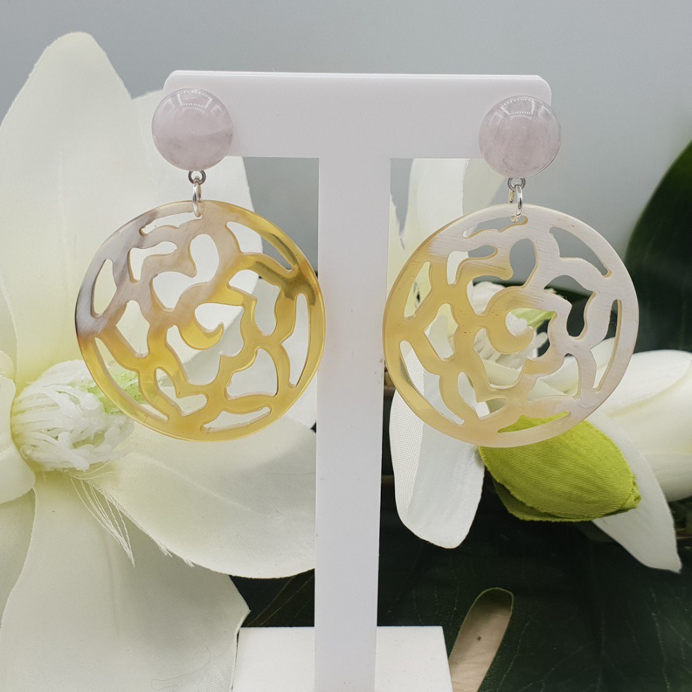 Oorbellen met Rozenkwarts en uitgesneden Buffelhoorn