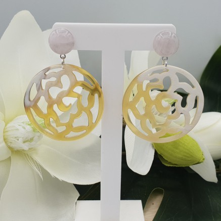 Oorbellen met Rozenkwarts en uitgesneden Buffelhoorn