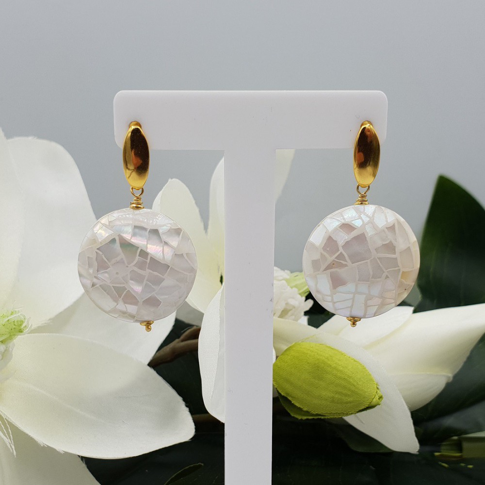 Earrings with shell