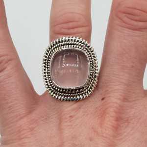 Zilveren ring met vierkante Rozenkwarts en bewerkte kop 18 mm