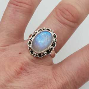 Zilveren ring gezet met regenboog Maansteen maat 19 mm