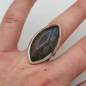 Zilveren ring gezet met marquise Labradoriet maat 17 mm
