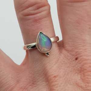 Zilveren ring met druppelvormige Ethiopische Opaal maaat 18 mm