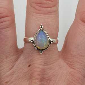 Zilveren ring met druppelvormige Ethiopische Opaal maaat 18.5 mm