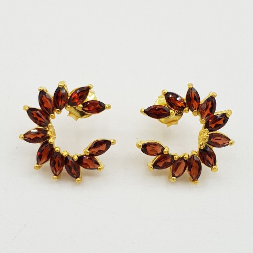 Vergulde oorbellen gezet met marquise geslepen Granaten