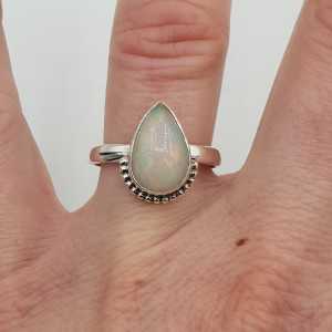 Zilveren ring gezet met druppelvormige Ethiopische Opaal maaat 17.7 mm