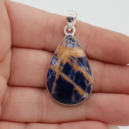 Zilveren hanger gezet met druppelvormige oranje Sodaliet
