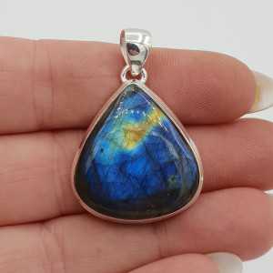 Silver pendant with wide oval Labradorite
