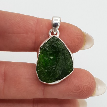 Zilveren hanger gezet met ruwe Chroom Diopsiet