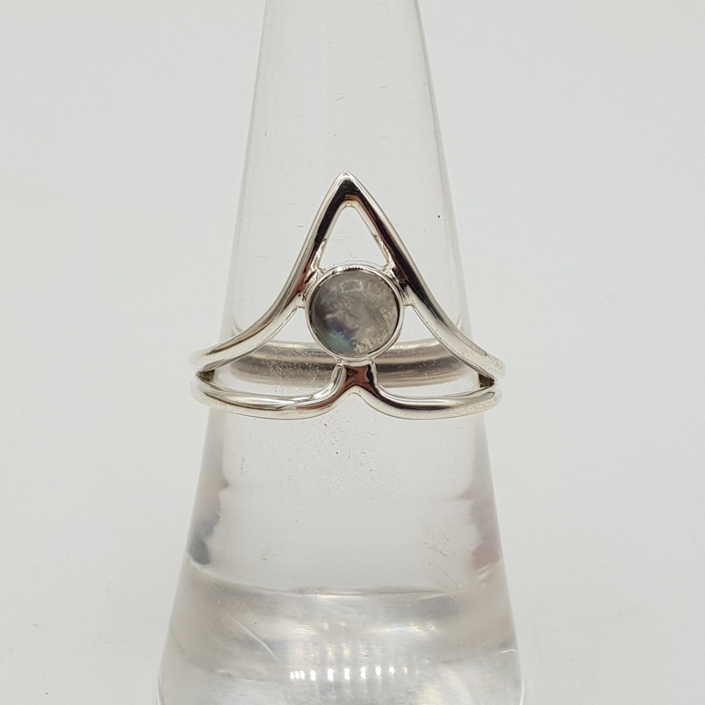 Silberner ring mit einem kleinen Runden cabochon Mondstein