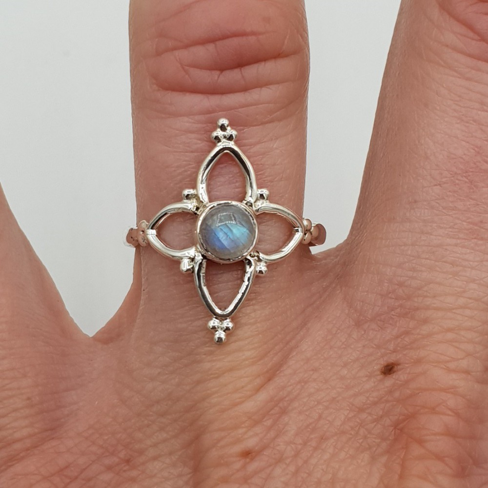 Zilveren ring gezet met kleine ronde cabochon Maansteen