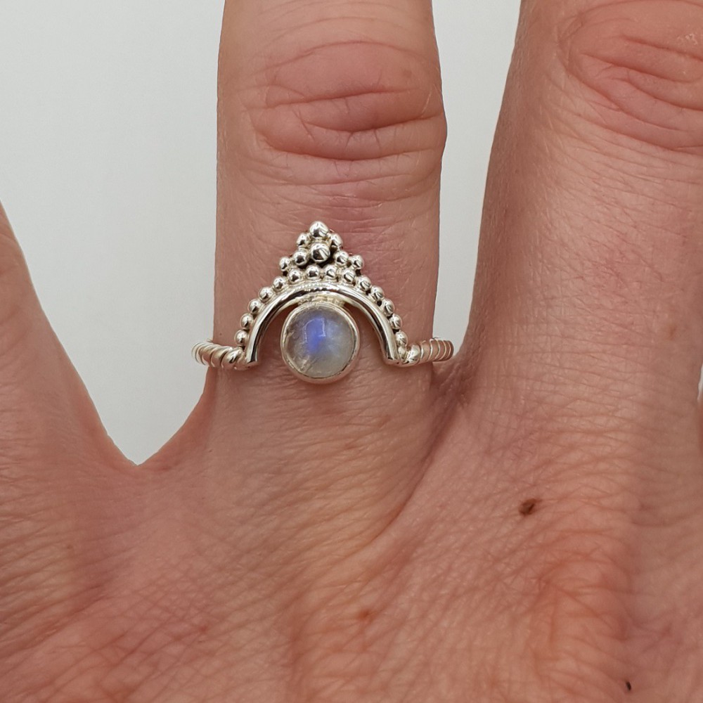 Silberner ring mit einem kleinen Runden cabochon Schnitt Mondstein