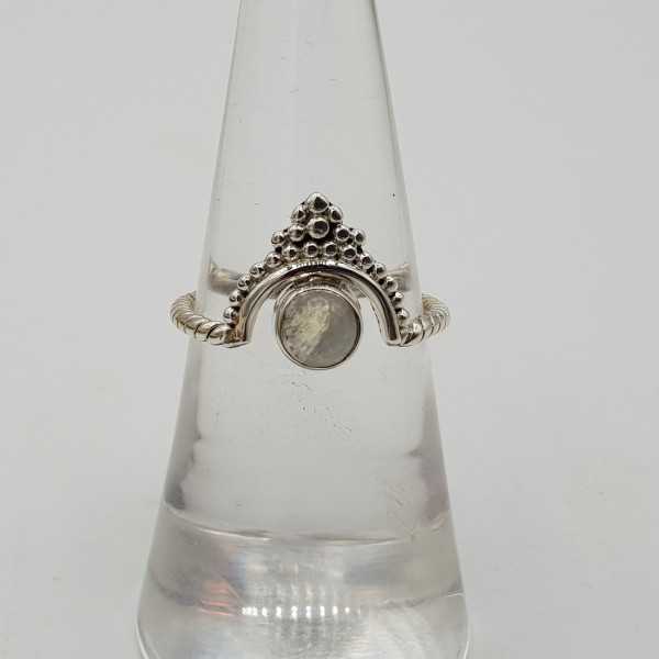 Zilveren ring met kleine ronde cabochon geslepen Maansteen