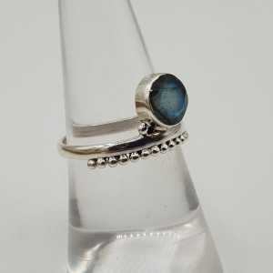 Zilveren ring gezet met ronde facet geslepen Labradoriet 17.5 mm