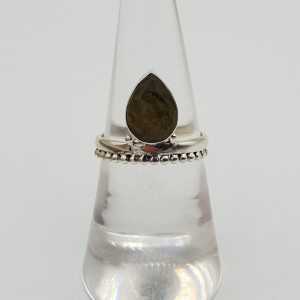 Zilveren ring gezet met druppelvormige facet Labradoriet 16.5 mm