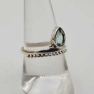 Zilveren ring gezet met druppelvormige facet blauw Topaas 18 mm