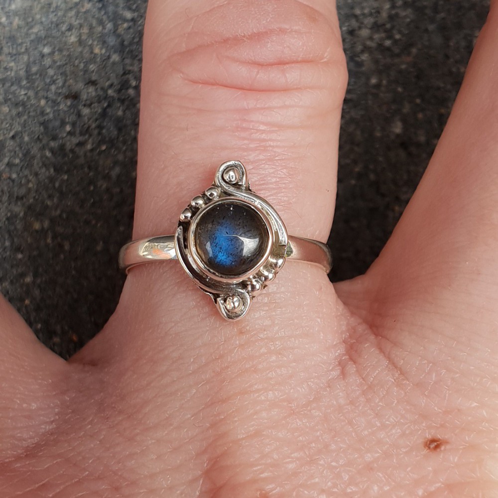 Silberner ring mit einem kleinen Runden Labradorit