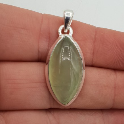 Zilveren hanger gezet met marquise Prehniet