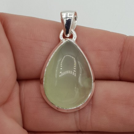 Zilveren hanger druppelvormige cabochon geslepen Prehniet