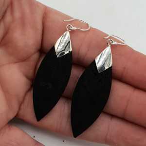 Zilveren oorbellen met marquise zwarte Lava steen