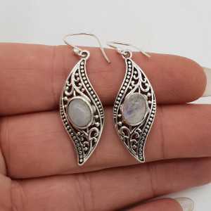 Zilveren oorbellen gezet met ovale regenboog Maansteen