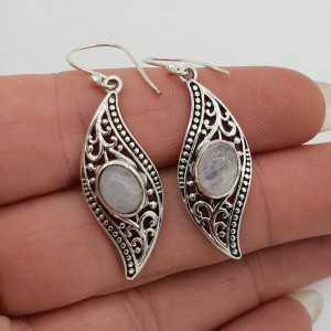 Zilveren oorbellen gezet met ovale regenboog Maansteen