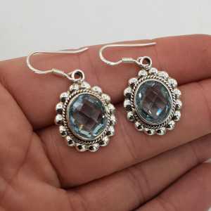 Zilveren oorbellen gezet met ovale facet blauw Topaas