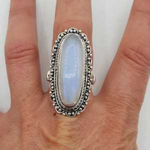 Zilveren ring met regenboog Maansteen en bewerkte kop