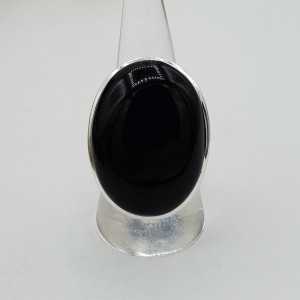 Zilveren ring gezet met brede ovale cabochon zwarte Onyx 19 mm