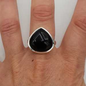 Zilveren ring met brede druppelvormige zwarte Onyx 19 mm