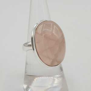 A silver ring set with an oval cabochon rose quartz 17.3 mm