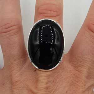 Ein silberner ring mit einem großen ovalen schwarzen Onyx-18,5 mm