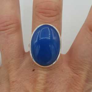 Ein Silber ring set mit einem ovalen blauen Chalcedon 18,5 mm