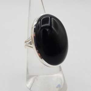 Zilveren ring gezet met grote brede ovale zwarte Onyx 16.5 mm