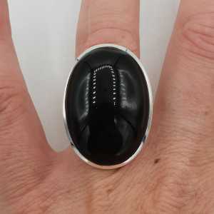 Ein silberner ring mit einem großen ovalen Onyx schwarz 17 mm