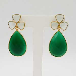 Vergoldete Ohrringe mit grünem Onyx und weißem Chalcedon