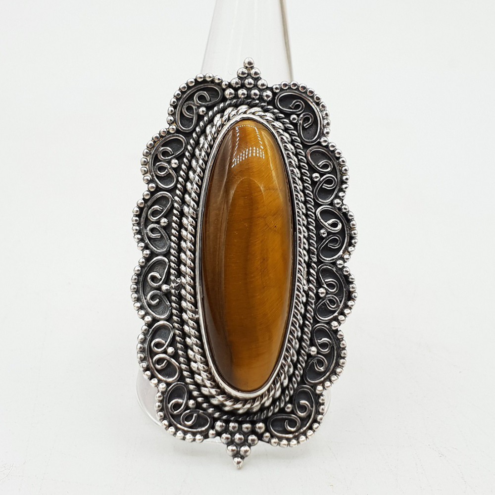 Zilvren ring with tiger's eye set in a carved setting