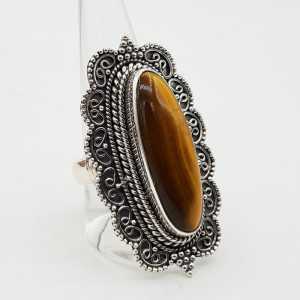 Zilvren ring with tiger's eye set in a carved setting