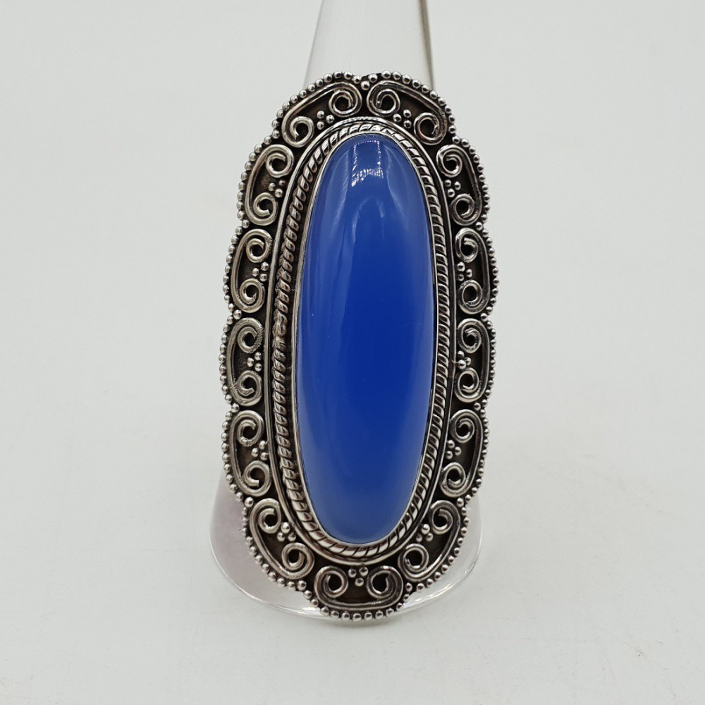 Zilveren ring met blauw Chalcedoon en bewerkte kop