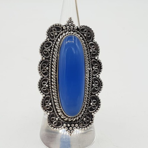 Zilvren ring met blauw Chalcedoon gezet in bewerkte setting