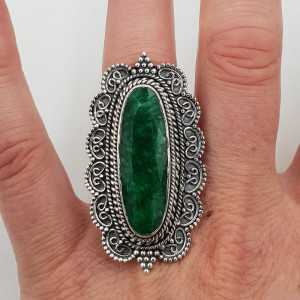 Zilvren ring with an Emerald set in a carved setting