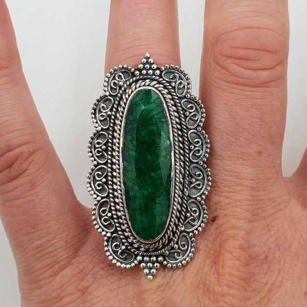 Zilvren ring mit einem Smaragd-legen Sie in einem geschnitzten Einstellung