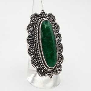 Zilvren ring with an Emerald set in a carved setting