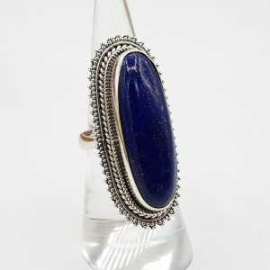 Ein Silber ring set mit einem ovalen Lapis Lazuli