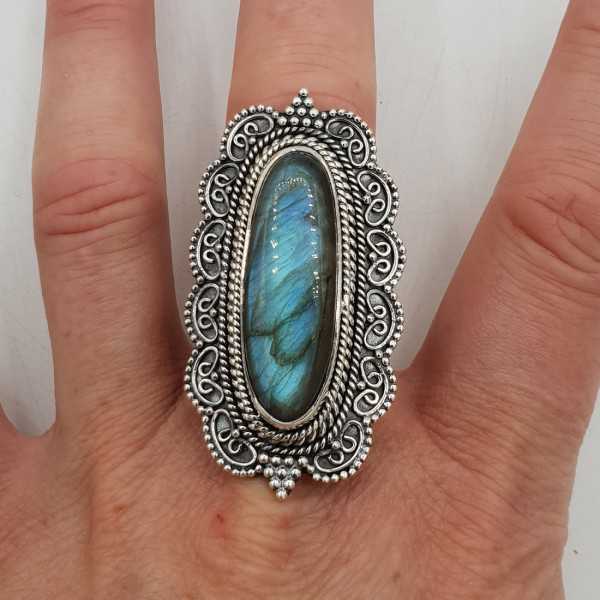 Zilvren ring with a Labradorite set in a carved setting
