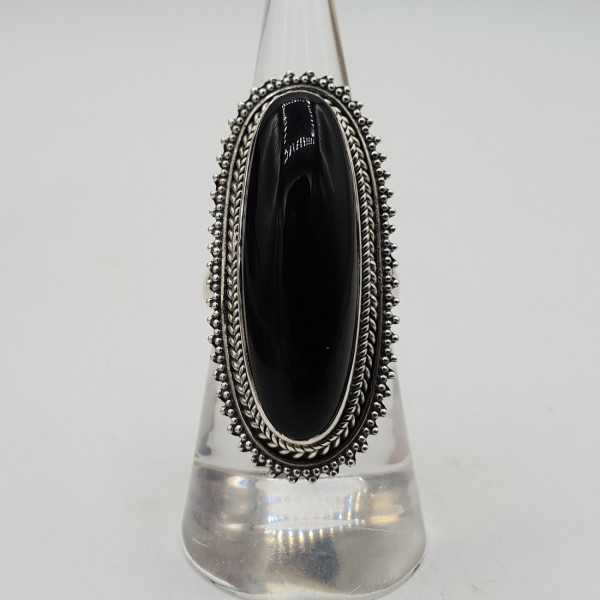 Ein Silber ring set mit einem ovalen schwarzen Onyx.